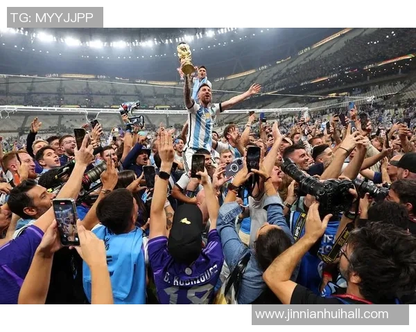 登贝莱荣归故里为家乡埃夫勒捧回金球奖杯引发热烈庆祝 登贝莱荣归故里为家乡埃夫勒捧回金球奖杯引发热烈庆祝