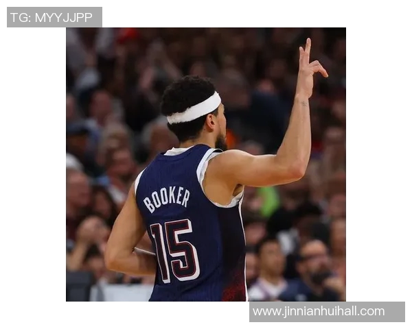 布克首节狂轰20分3助攻表现惊艳助球队领先对手 布克首节狂轰20分3助攻表现惊艳助球队领先对手